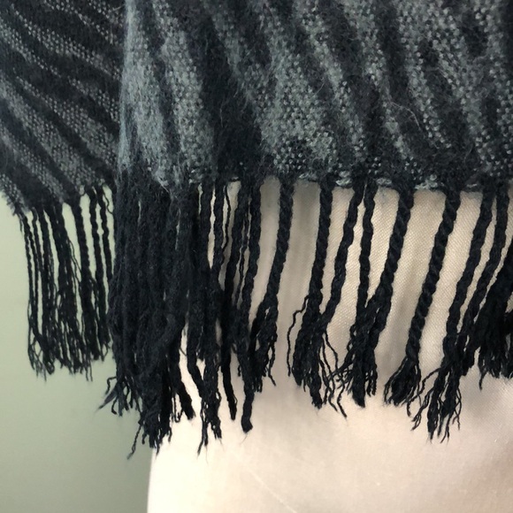Knit Wrap Shawl Black Gray Stripe Zebra Print Poncho One Size. - Picture 7 of 9